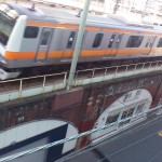 最新の電車とレンガ高架橋